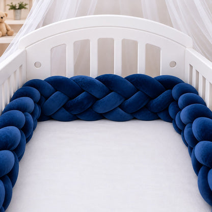 tour de lit tressé bébé velours bleu marine dans lit à  barreaux blanc