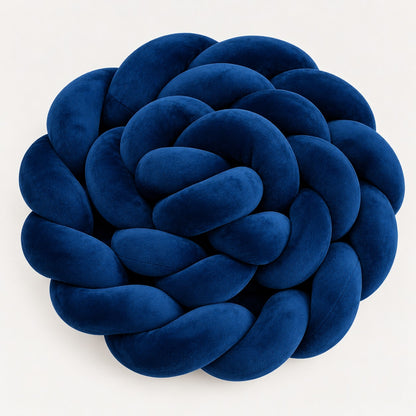 tour de lit tressé bébé velours bleu marine tissu doux sur fond crème
