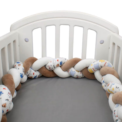 tour de lit pour bébé panda câlin dans lit blanc à barreaux