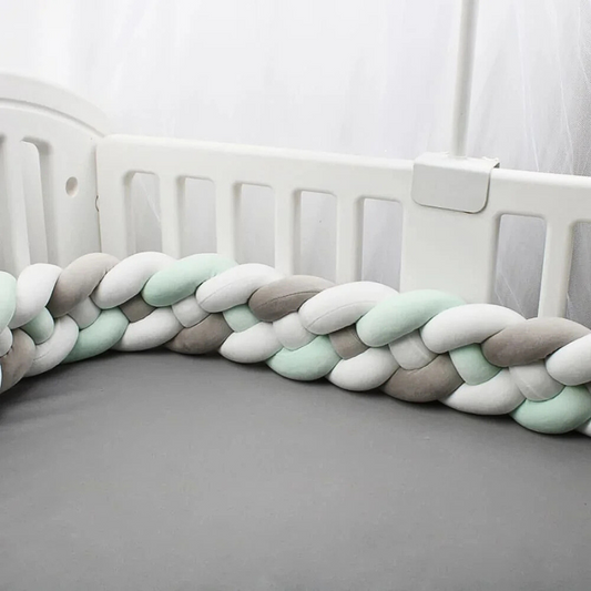 tour_de_lit_bebe_gris_vert_blanc_securite_et_confort_pour_le_bebe